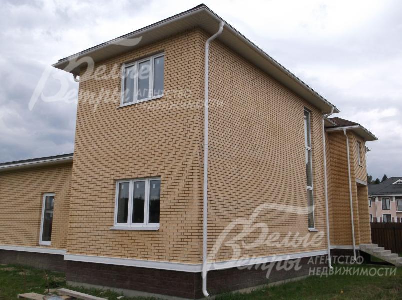 Облицовка цоколя - искусственный камень, дом - лицевой кирпич