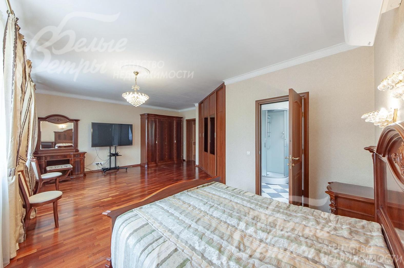 Гардеробная в мастер-спальне.