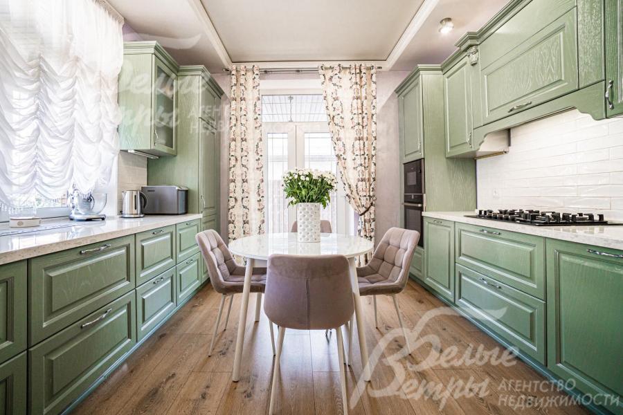 Кухня из массива ясеня со встроенной техникой фирмы Neff (Германия)