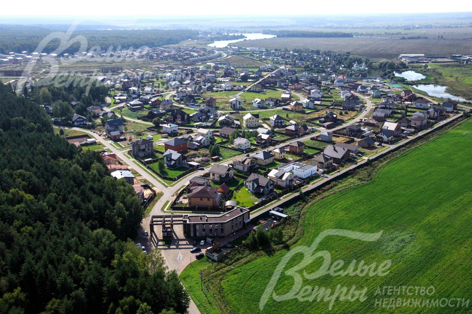 Главный въезд в посёлок Стольный через охраняемый КПП