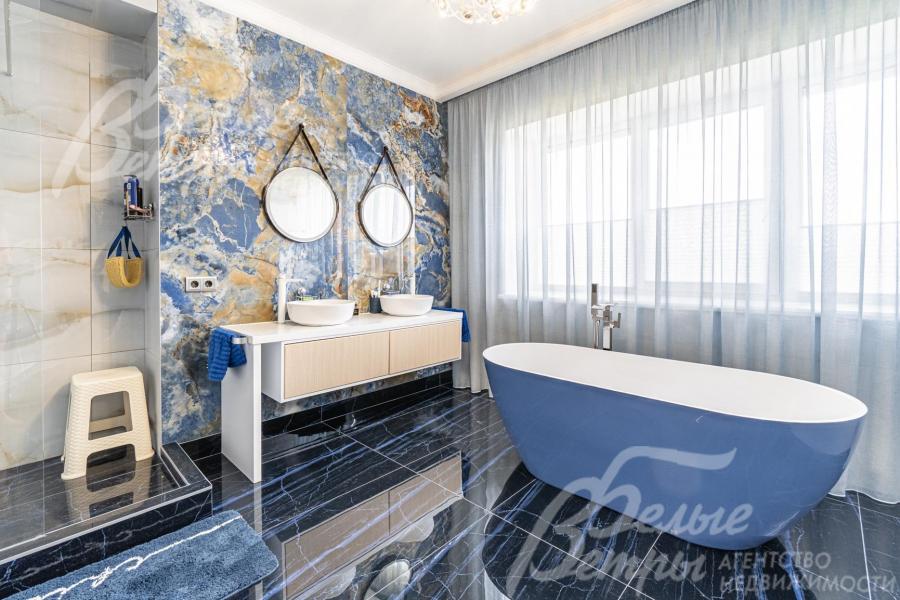 Санузел с ванной и душевой в мастер-спальне