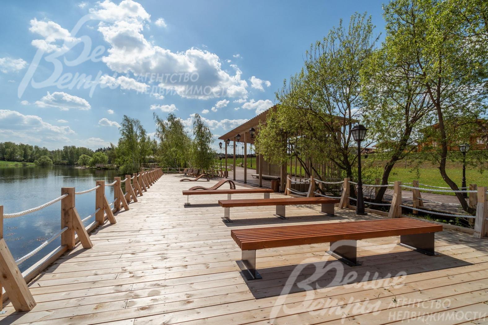 Благоустроенная набережная в поселке Александровы пруды