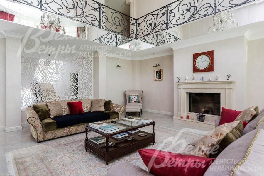 Гостиная 65 кв.м с камином, отделанным мрамором