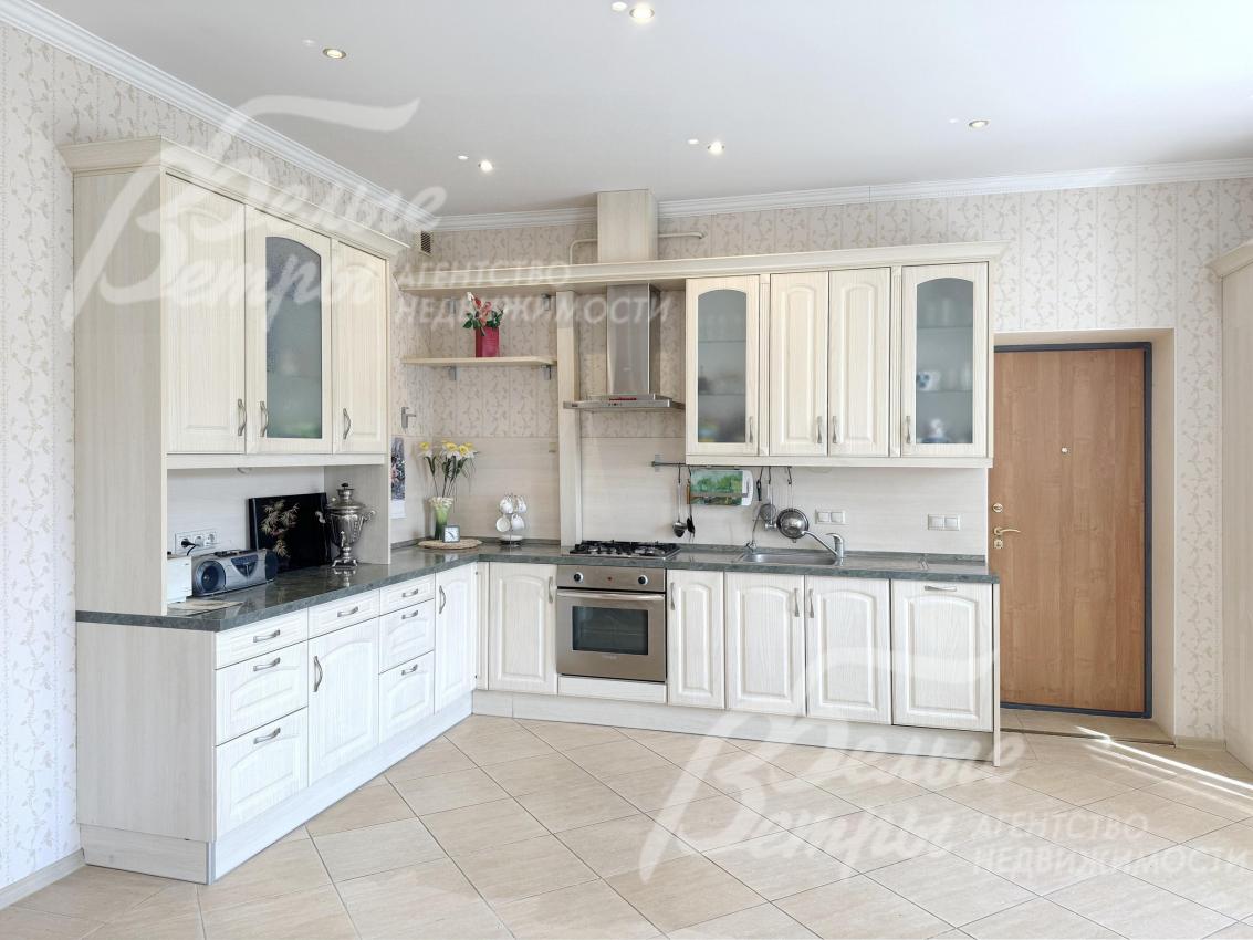 На кухне есть вся необходимая встроенная техника