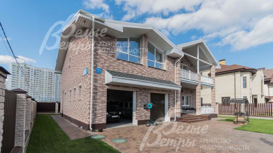 Дом облицован кирпичом