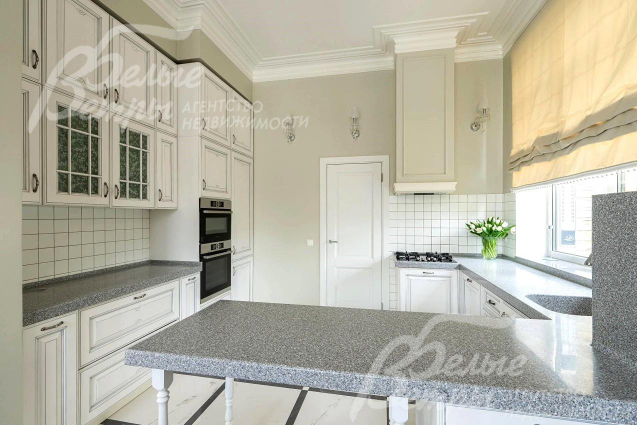 Кухонный гарнитур из массива со встроенной техникой.