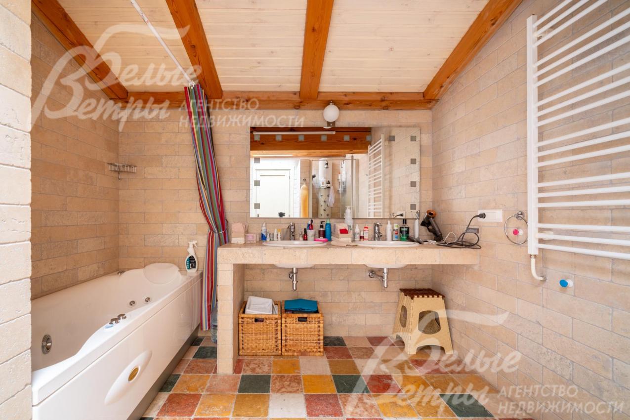 Санузел со стильной ванной на втором этаже