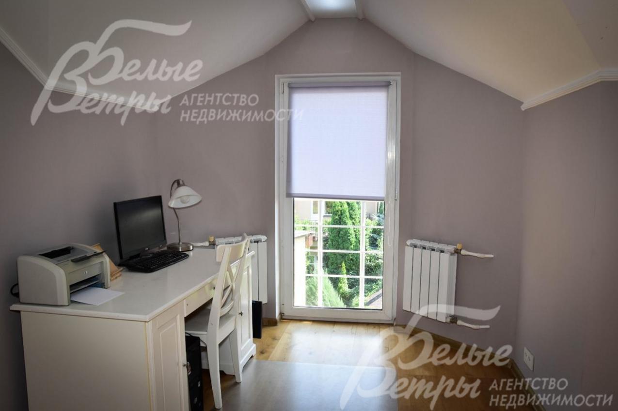 Из гостиной - выход на французский балкон