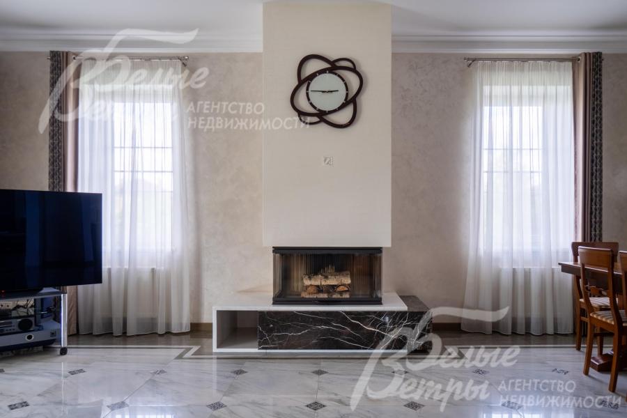 Гостиную украшает трёхсторонний камин от Piazzetta (премиальный итальянский бренд): топка с прозрачным остеклением, основание - из чёрного мрамора