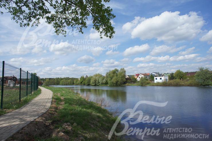Большой природный водоем на территории поселка