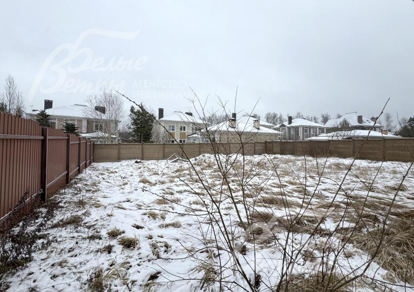 Участок - трапециевидный. Форма позволяет грамотно зонировать пространство и разместить сопутствующие построки