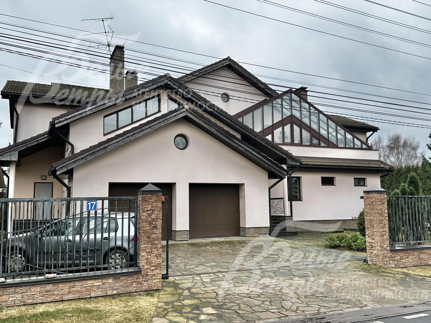 Дом на Киевском шоссе в поселке Две Поляны