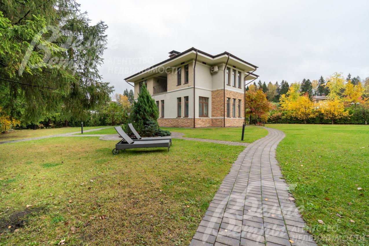 Дорожки уложены плиткой, высажен газон (есть система автополива)