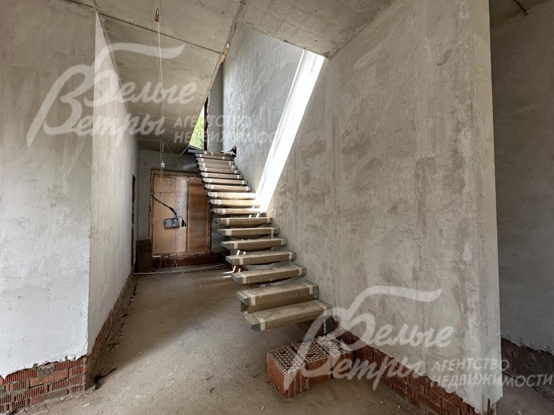 В проекте - теневой плинтус, парящие потолки и лестница, панорамный камин