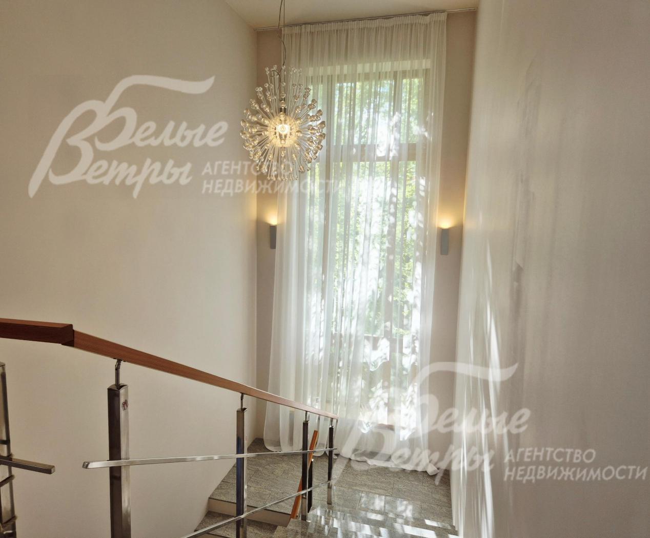 Дизайнерское освещение на лестничном марше.