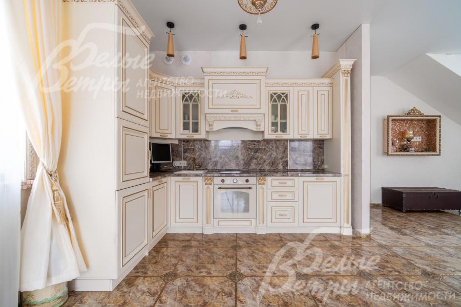 На кухне установлен кухонный гарнитур в стиле «Прованс»: фасады выполнены из МДФ, столешница — из искусственного камня