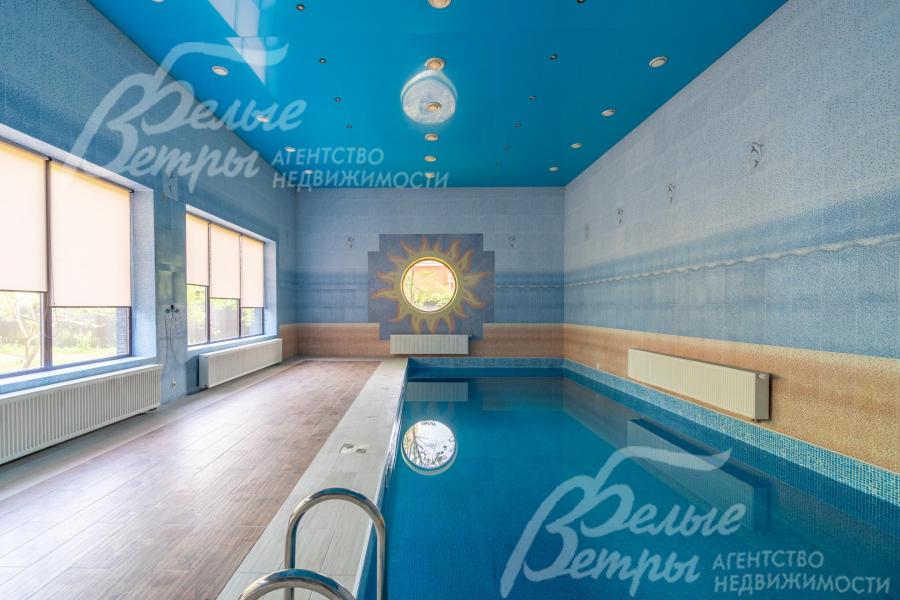 В зоне бассейна - широкие окна, наполняющие помещение светом