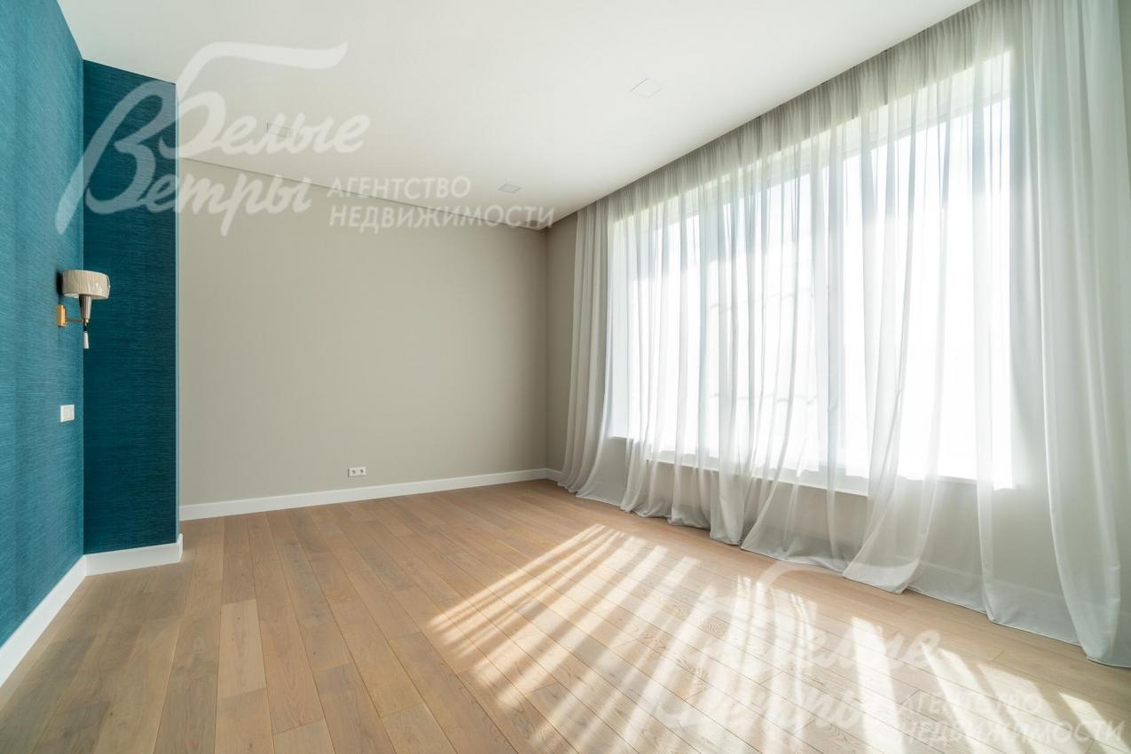 Мастер-спальня - с большим окном, разведена акустика и в потолок вмонтированы 5 колонок 