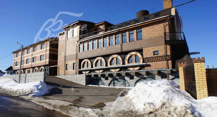 Гостиница Лачи в виде поезда на территории поселка Солнечный город