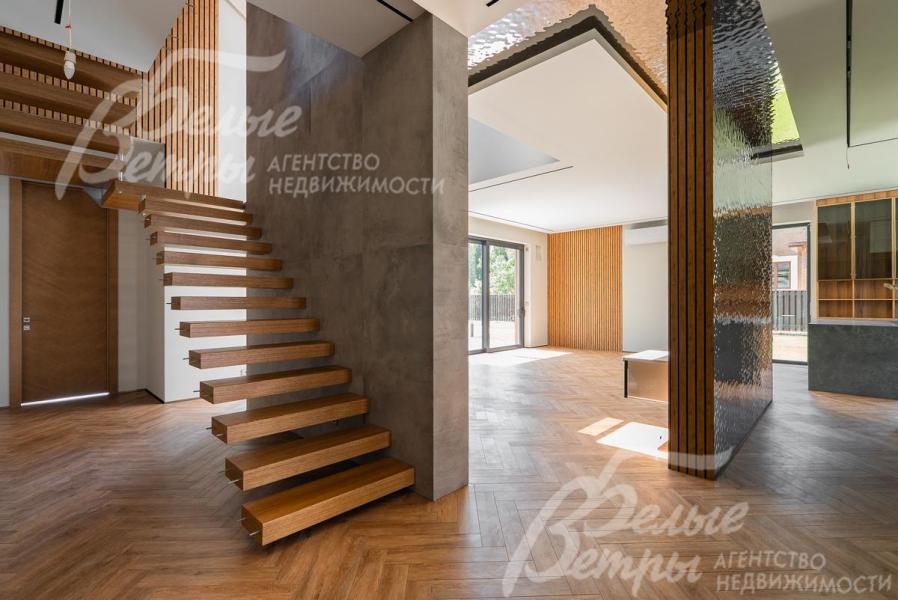 Парящая лестница со ступенями из шпона дуба