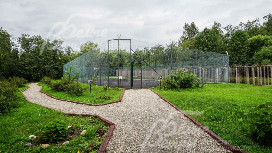 Теннисный корт в поселке Променад