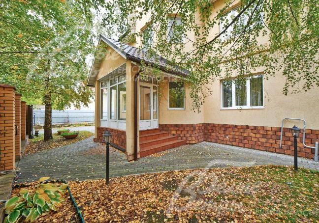 Кирпичный дом на участке площадью 15 соток в коттеджном поселке Птичное