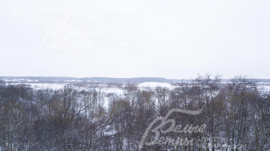 Панорамный участок на берегу реки с собственным выходом на берег: с участка открывается панорама на излучину реки и пролесок