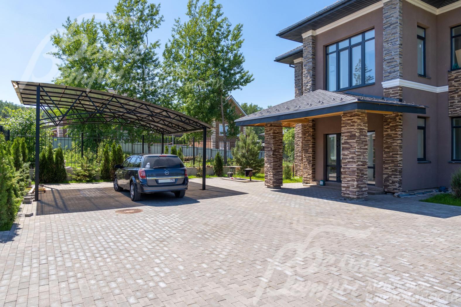 Навес для 2 машин и открытая парковка на 4 авто