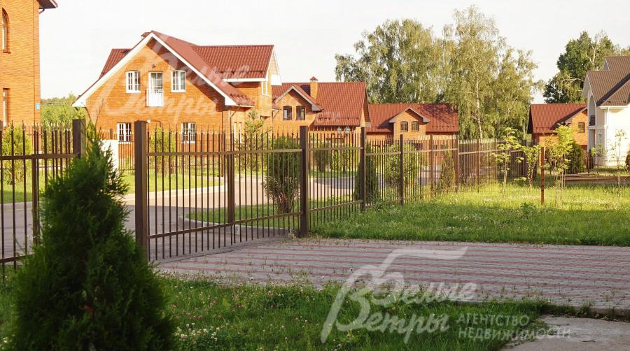 Участок расположен в середине коттеджного поселка на возвышенности