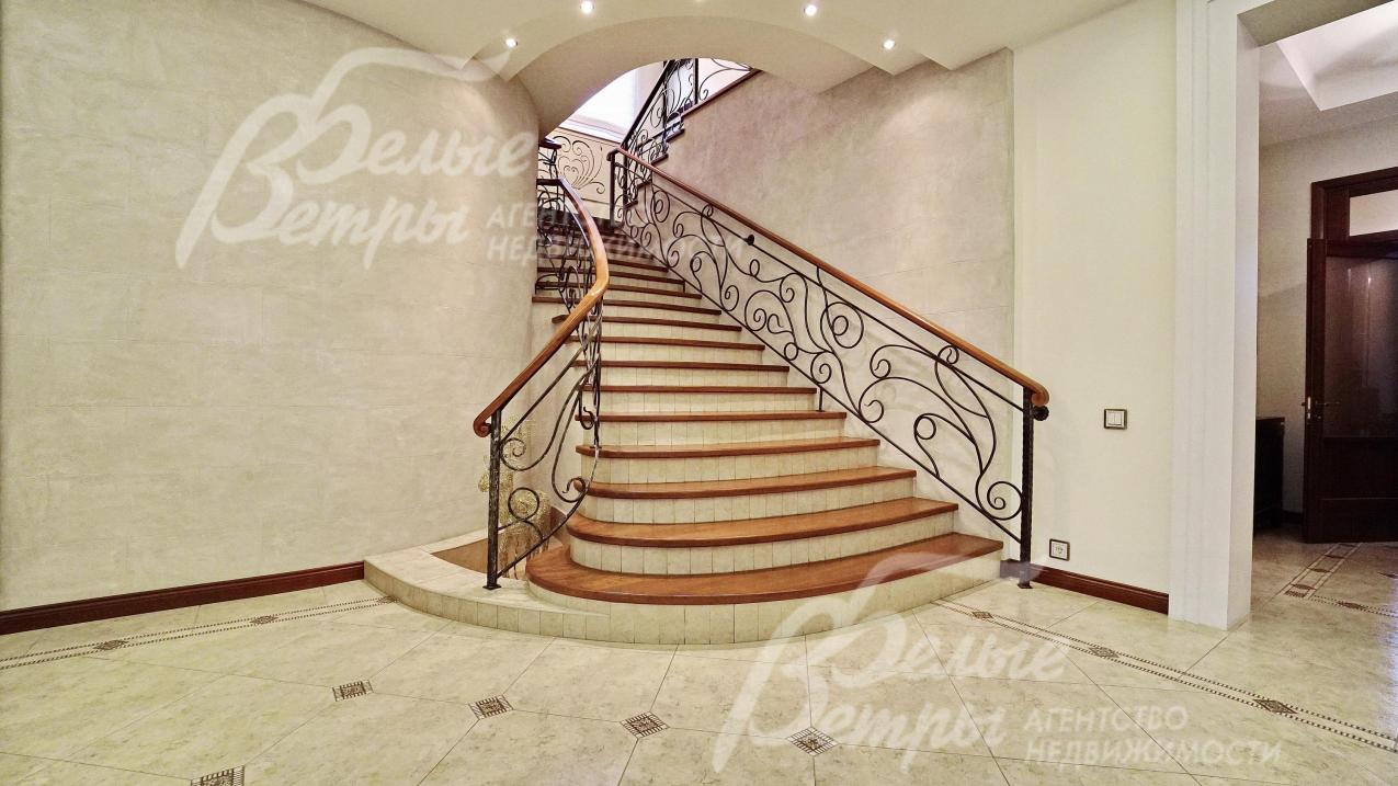 Лестница ж/б монолитная, ступени и поручни - массив ореха, перила - художественная ковка