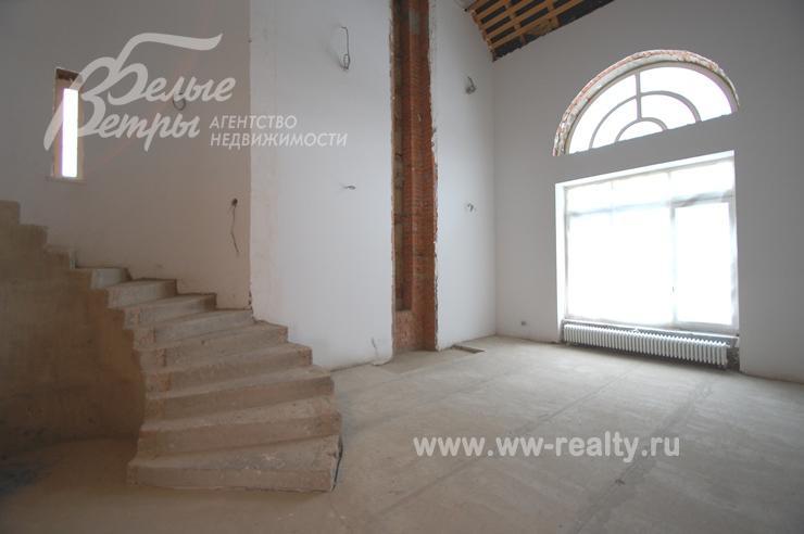 Двухсветная гостиная с выводом для камина