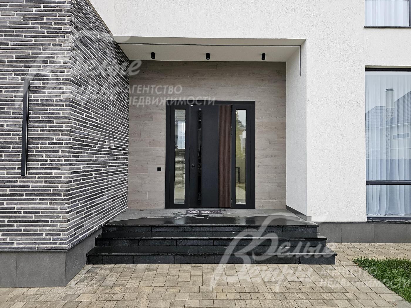 Вход в дом - через крытое крыльцо. Крыльцо отделано гранитом