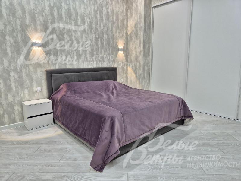 Просторная светлая спальня