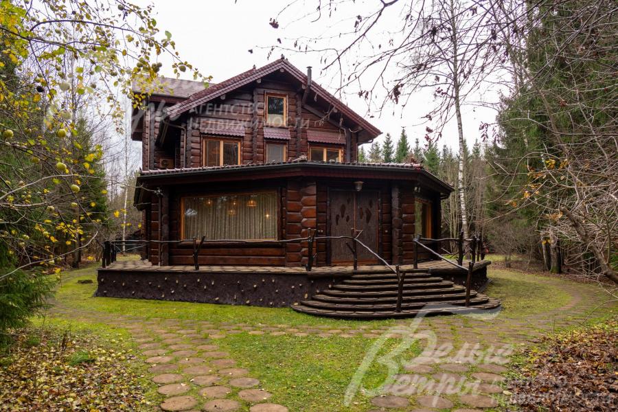 Основной дом окружают лесные деревья