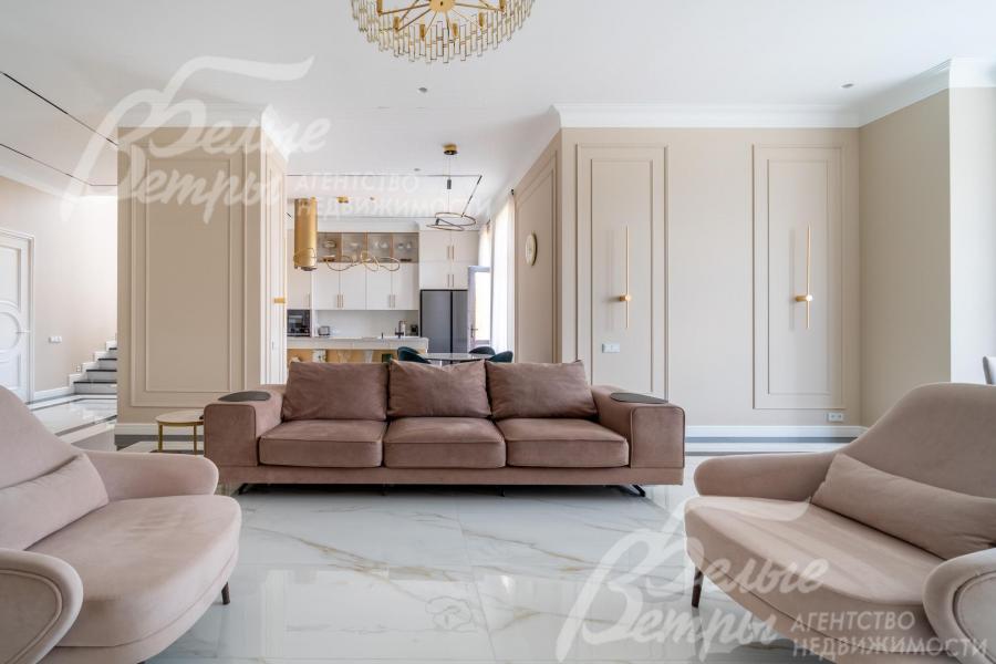 В гостиной установлены диван, кресла, телевизор, на полу - керамогранит