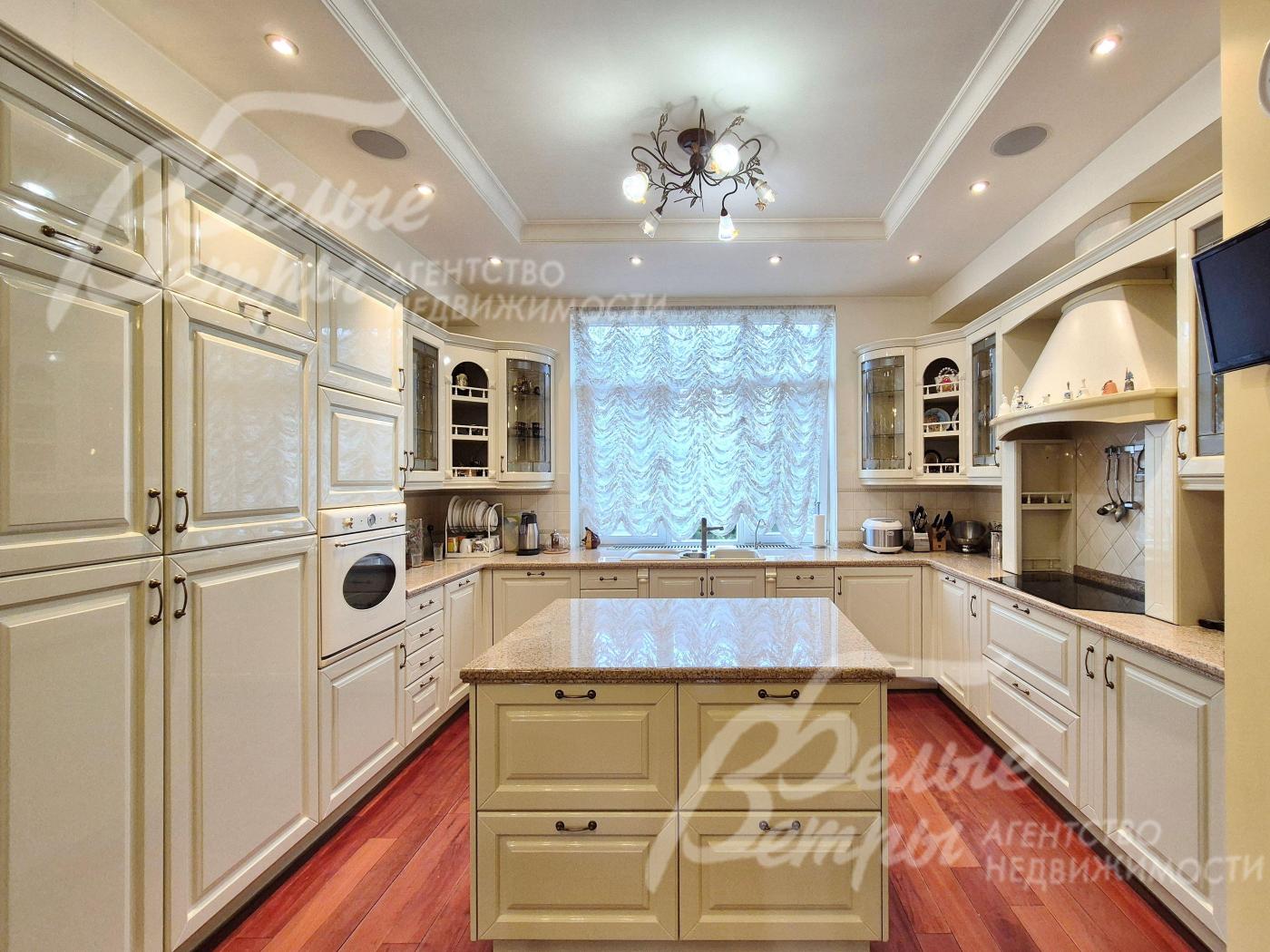 Кухонный гарнитур в классическом стиле с островом.