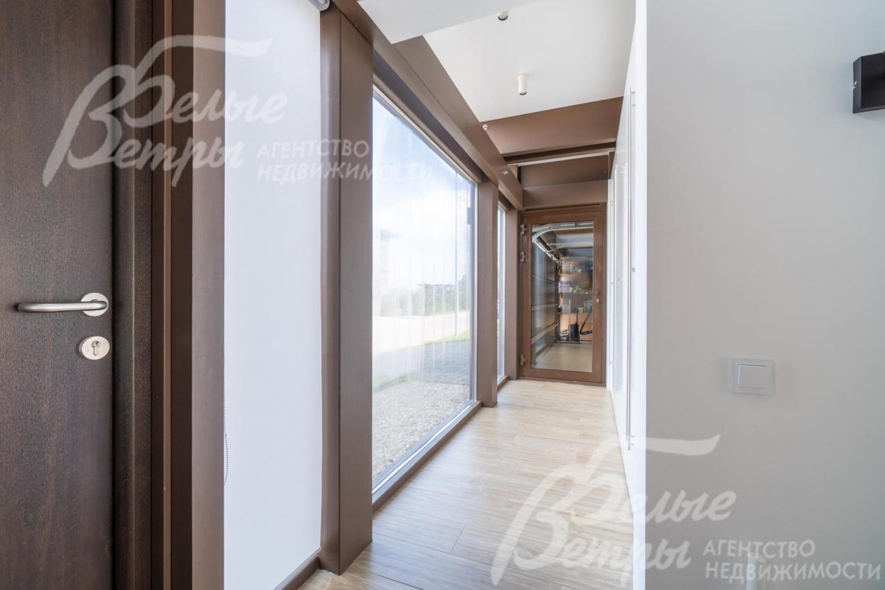 В доме выполнена стильная современная отделка под ключ