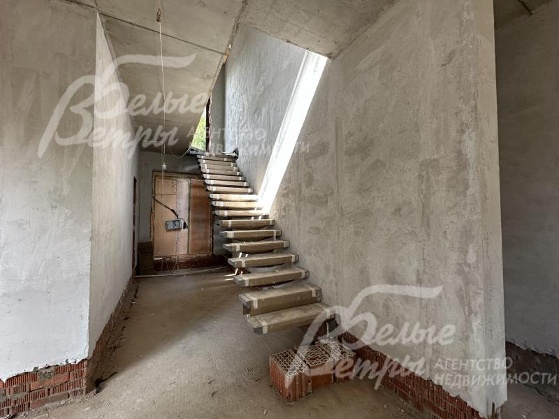 В проекте - теневой плинтус, парящие потолки и лестница, панорамный камин