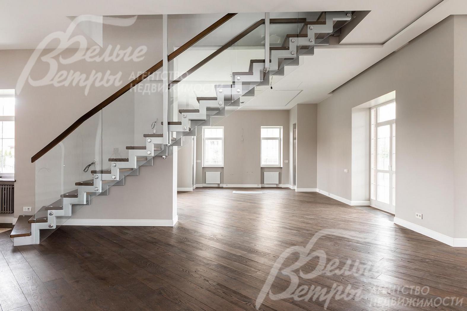 Единое пространство гостиной,  кухни и столовой на первом этаже