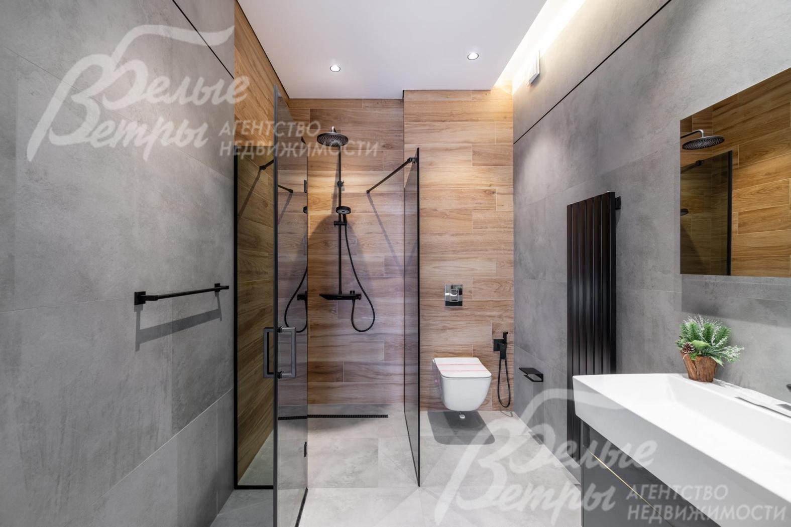 Стильный санузел на мансардном этаже с душевой