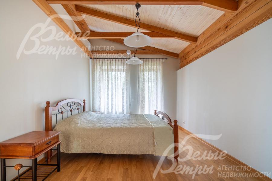 Спальня на втором этаже с большим окном