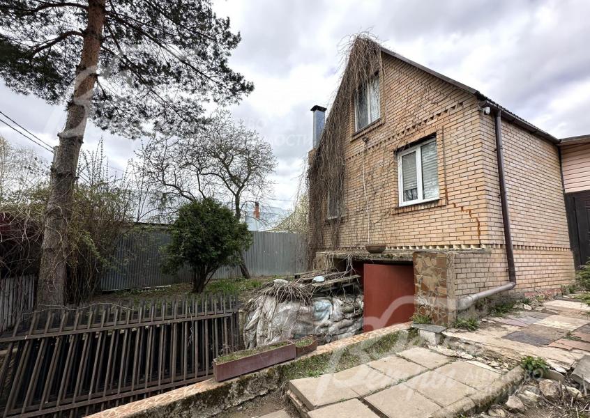 На участке дом около 80 кв.м