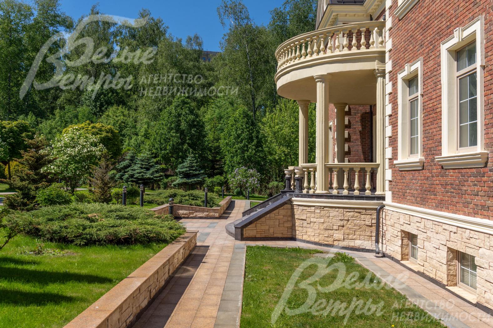 Дом облицован фасадным кирпичом ручной формовки