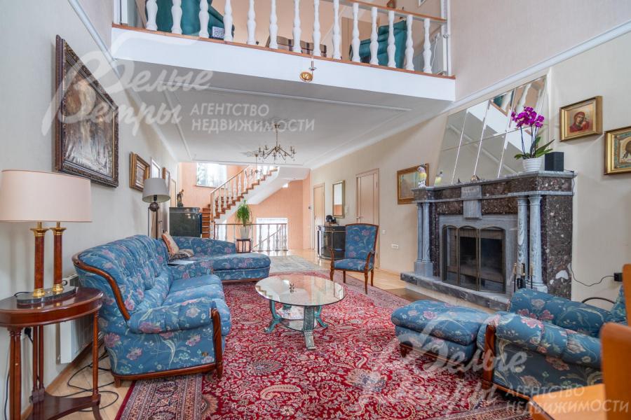 Комплект итальянской мягкой мебели с обивкой в голубых тонах с цветочным орнаментом