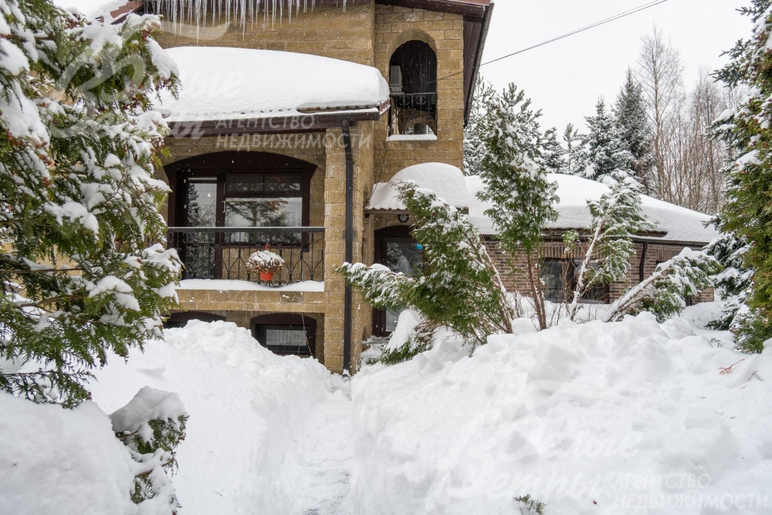 Участок – с ландшафтным дизайном и лесными деревьями