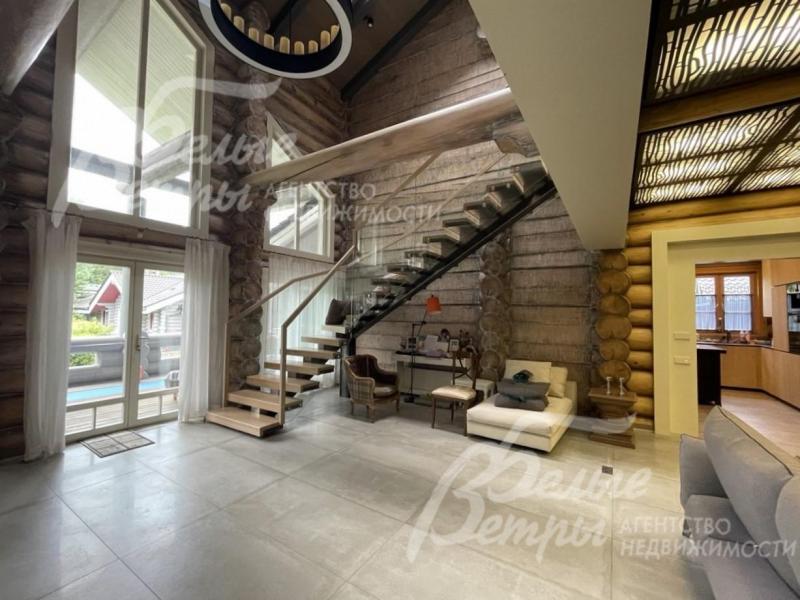 Парящая лестница в двухсветной гостиной.