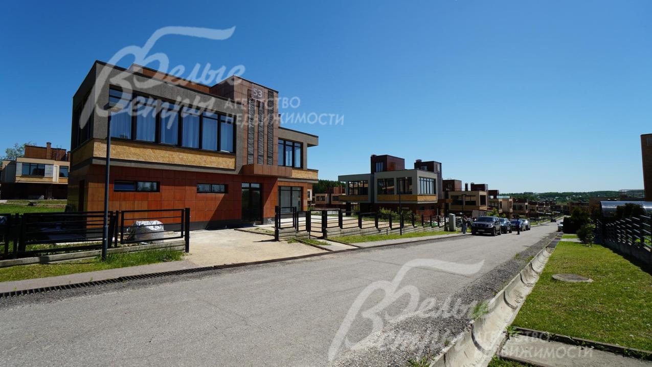 Дома в поселке выстроены в едином архитектурном стиле