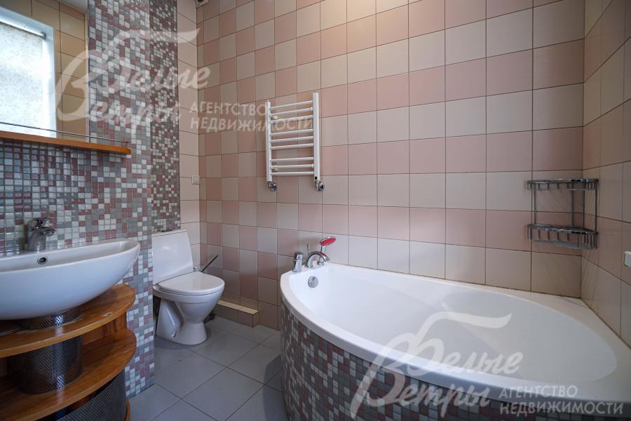 Санузел при мастер-спальне с угловой ванной и мозаичной плиткой