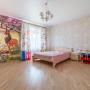 Спальня полностью меблирована, адаптирована под детскую комнату
