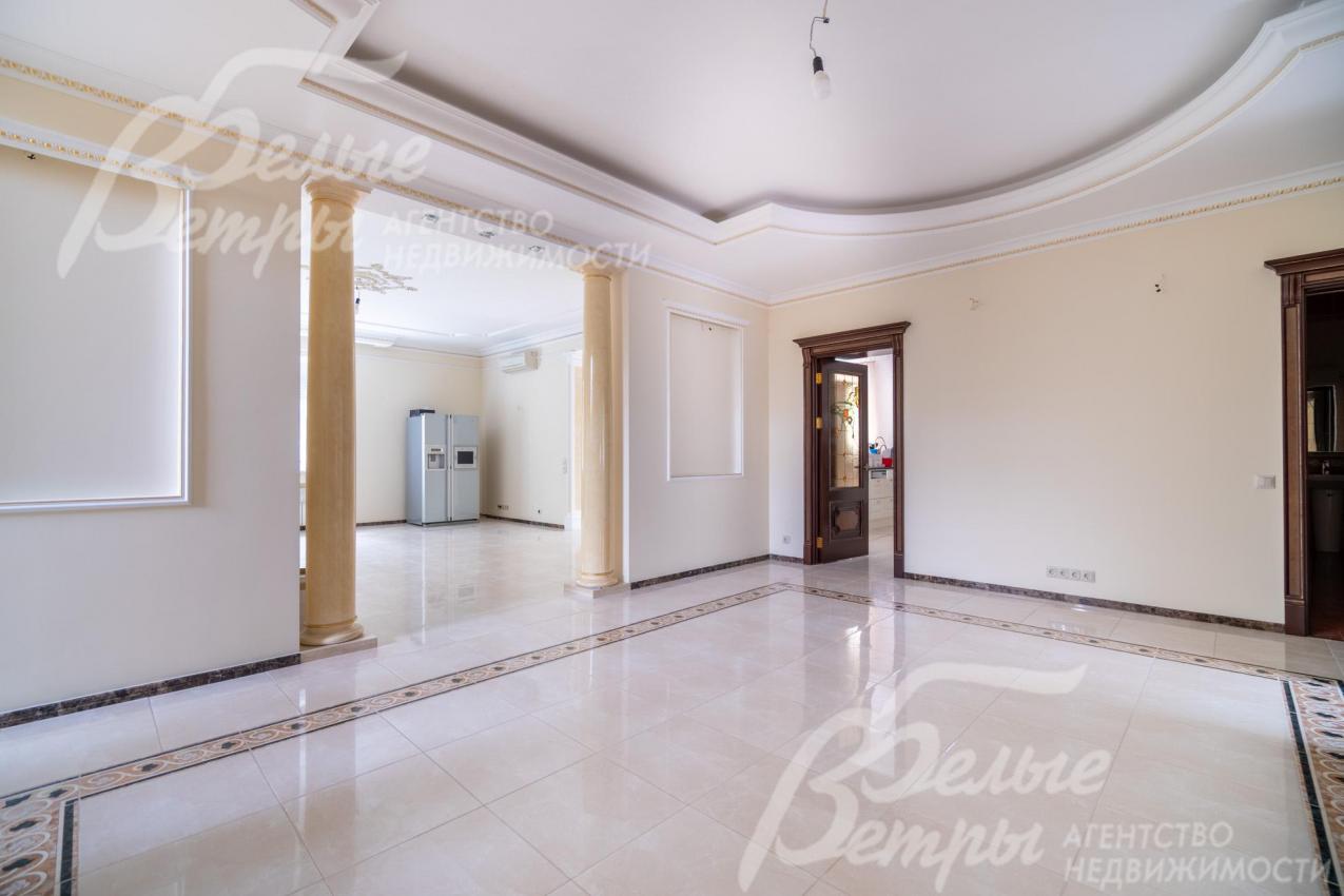 Холл на первом этаже: парадный портал гостиной обрамлен колоннами